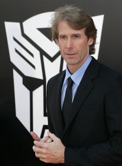 Michael Bay, quien regresa esta semana a las salas con la segunda parte de <i>Transformers</i>, ha criticado con dureza la campaña de marketing llevada a cabo por Paramount Pictures, el estudio responsable de la película. "En este momento no somos un acontecimiento. Sólo somos una secuela, lo que es muy diferente. No hay anticipación, nada", ha escrito Bay en un comunicado, donde agrega: "No puedo entender, ¿es un tema de dinero relativo? ¿Hay una idea brillante respecto a por qué no se están haciendo gastos? Estoy seguro de que tendrá buenos resultados, pero no de acuerdo a sus expectativas internas debido a que ahora nos estamos engañando con una actitud arrogante", ha concluido. La película no ha sido bien recibida por los críticos de Reino Unido, donde se estrenó este fin de semana.