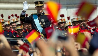 Cientos de personas reciben al rey Felipe VI con aplausos en la plaza de Oriente.