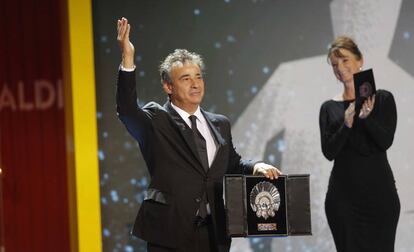 Eduard Fern&aacute;ndez recoge la Concha de Plata al mejor actor.