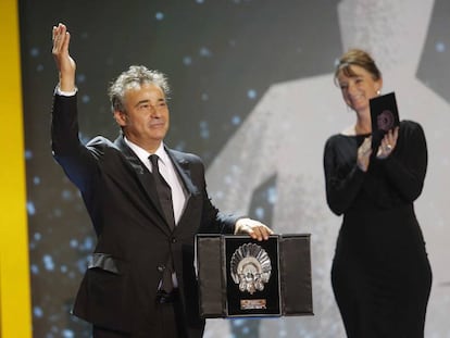 Eduard Fern&aacute;ndez recoge la Concha de Plata al mejor actor.