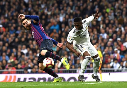 Lionel Messi controla el balón ante Vinicius.