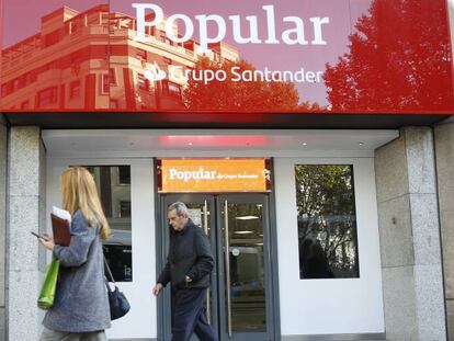 Una sucursal del Popular, poco después de su compra por Banco Santander.