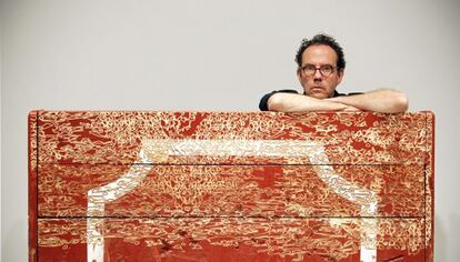 José María Sicilia, retratado en la galería Soledad Lorenzo, con su pieza 'Burladero'.