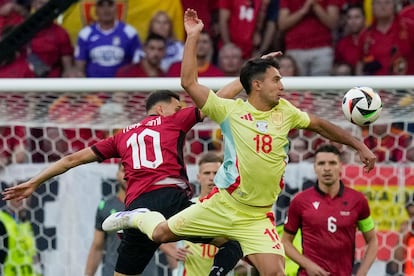 Zubimendi frente a Nedim Bajrami durante el partido.