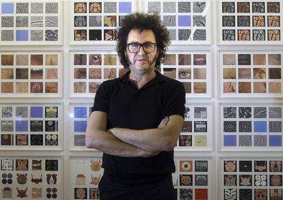 Daniel G. Andújar, junto a su obra Trastorno de identidad.