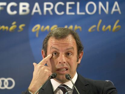 DEP03. BARCELONA, 22/12/2011.- El presidente del Barcelona, Sandro Rosell, ha hecho hoy balance de la temporada y ha confesado que le pediría a los Reyes Magos la renovación de Pep Guardiola, cuyo contrato vence a finales de la presente temporada, aunque ha admitido no sentir "pánico" si el técnico azulgrana decidiera no continuar al frente del equipo catalán. EFE/Alejandro García.
