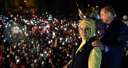 Erdogan y su mujer, Emine, saludan en Estambul a sus seguidores, tras la victoria del 'sí'.