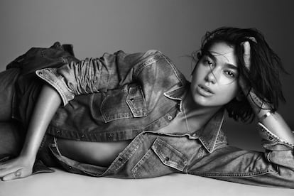 Dua Lipa protagoniza la campaña de Pepe Jeans primavera verano.