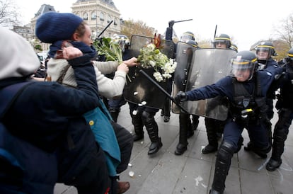 Un agente de la policía francesa golpea a un manifestante en París.