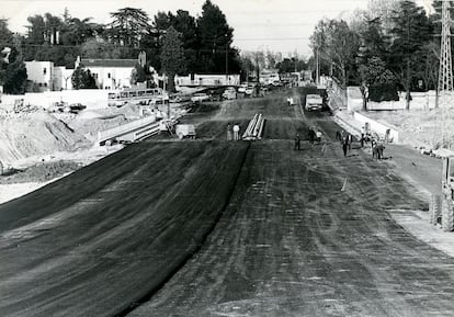 Obras de construcción de la M-30 en abril de 1976, a la altura del puente del Sagrado Corazón.