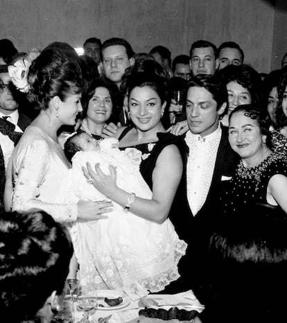 “Se ha ido mi madrina, Carmen Sevilla, una artista grande de las grandes. Su belleza inigualable, y un corazón ¡Enorme! En mi corazón vivirá para siempre”. Con este mensaje se despedía la cantante Rosario Flores, hija de Lola Flores, de su madrina, Carmen Sevilla, el 27 de junio de este 2023, día en el que la actriz falleció en Madrid. La relación que la intérprete mantenía con La Faraona fue muy estrecha. No solo eran coetáneas y ambas artistas; también, eran amigas. Con los años, Carmen Sevilla se llegó a convertir también en una de las mayores referentes de la primogénita de la jerezana. “A Lolita yo la he tenido en lo más profundo y dentro de mi corazón”, confesaba la propia Carmen Sevilla en un programa con el que TVE conmemoró el décimo aniversario de la muerte de Lola. En la imagen, las dos artistas en el bautizo de Rosario Flores, en 1963.