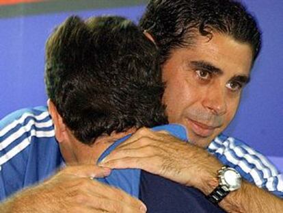 Fernando Hierro y Camacho se abrazan el día que el defensa anunció su retirada de la selección.