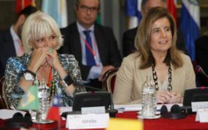 La ministra española de Empleo, Fátima Báñez (dcha), junto a la alcaldesa de Cádiz, Teófila Martínez, durante la VIII Conferencia Iberoamericana de Empleo y Seguridad Social, preparatoria de la Cumbre de la ciudad andaluza, que se desarrollará del 16 al 17 de noviembre.