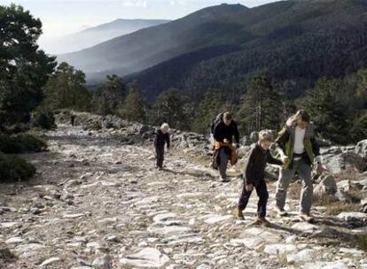 Una familia recorre el camino romano  de Cercedilla.