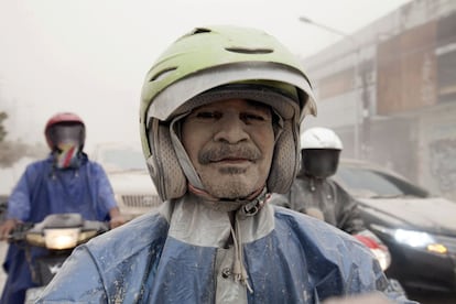 Un hombre cubierto de ceniza por la erupción del volcán Kelud en Yogyakarta, 14 de febrero de 2014.