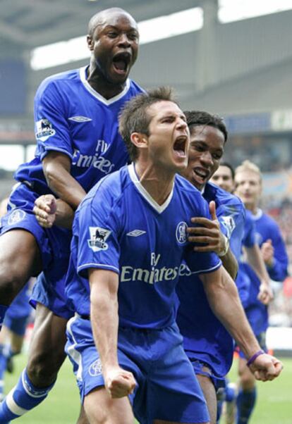 Lampard es felicitado por Gallas y Drogba tras marcar al Bolton.