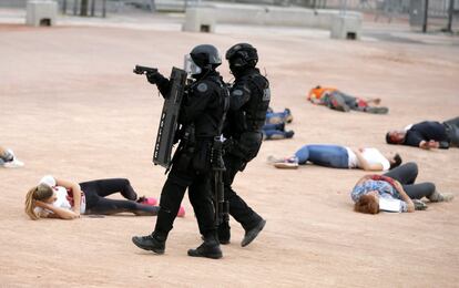 Simulacro antiterrorista en el marco del campeonato de fútbol UEFA EURO 2016  en Place Bellecour, Lyon.