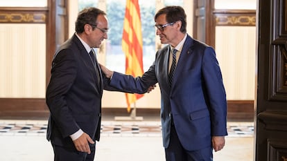 El presidente del Parlament, Josep Rull (a la izquierda), recibía a Salvador Illa, líder del PSC, en la ronda de consultas para designar candidato el miércoles.