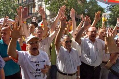 Un grupo de personas protesta frente a la Audiencia Nacional contra el proceso de paz.