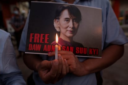 Un manifestante muestra una imagen de Aung San Suu Kyi durante una protesta contra la Junta Militar birmana en el exterior de la Embajada de EE UU este martes en Yangón.