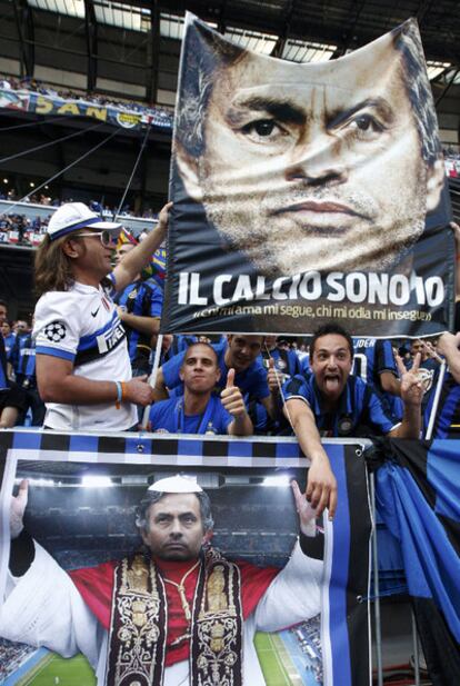 Mourinho, protagonista en las pancartas de los aficionados del Inter en el Bernabéu