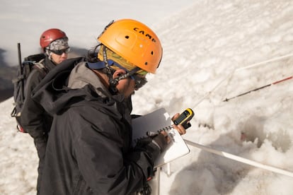 Memo Ontiveros verifica la altitud y apunta los datos de acumulación y ablación (pérdida de hielo sufrida por un glaciar) a 5.350 metros.