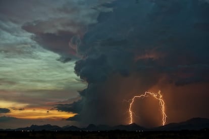 Los rayos caen sobre el horizonte del desierto de Arizona, el 31 de mayo de 2014.