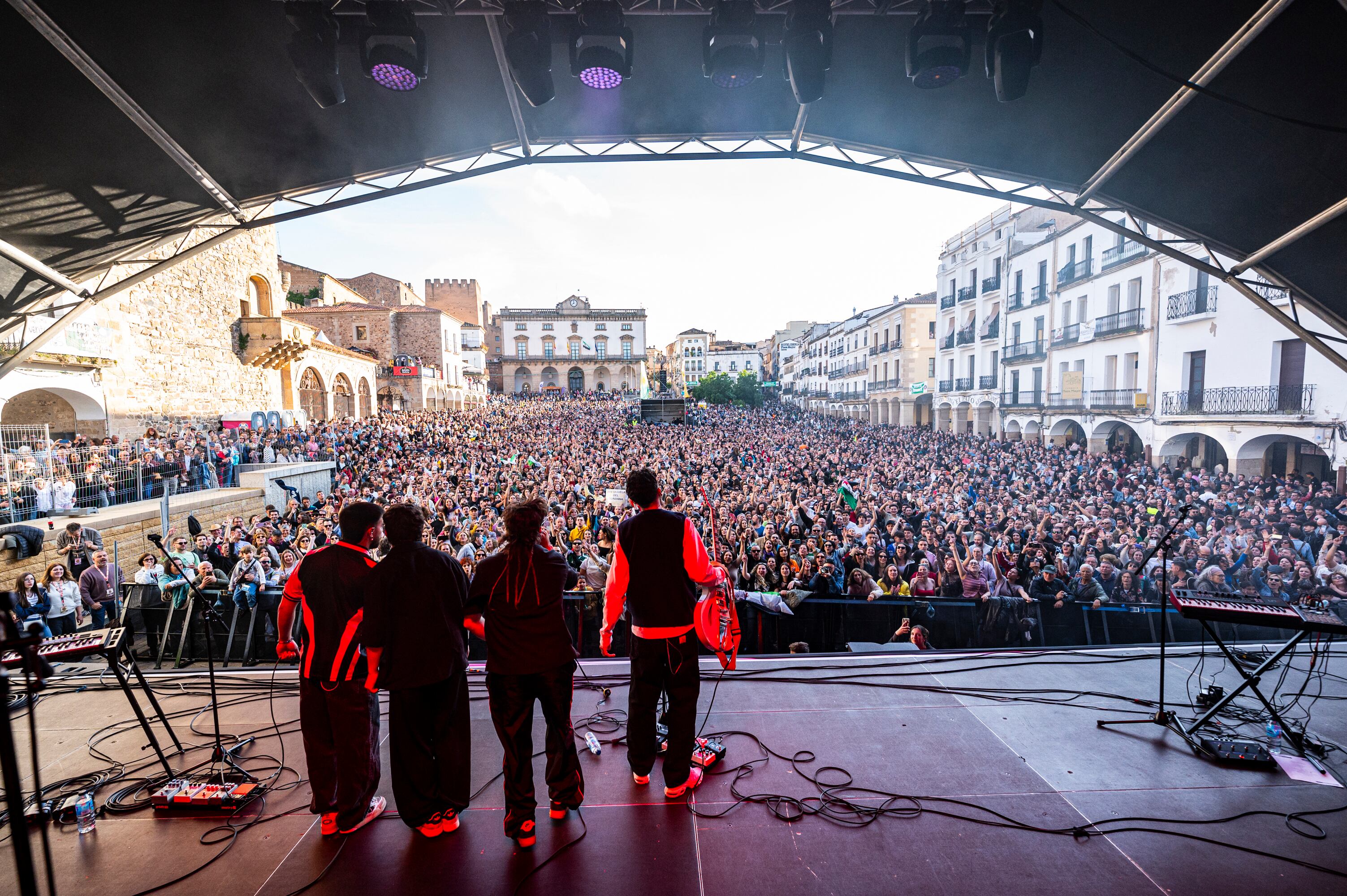 Las músicas del pueblo se hacen fuertes en las plazas de Cáceres