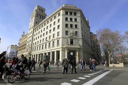En 2014, Amancio Ortega, adquirió a la Sareb el edificio que fue sede de Banesto en Barcelona, situado en la céntrica confluencia de la Plaza Catalunya y el Passeig de Gracia.