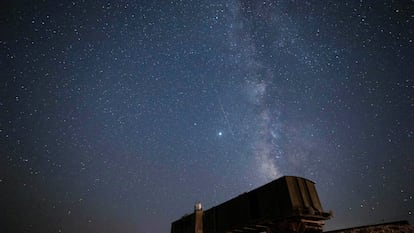 Pessoas observam as Perseidas em um vagão de trem abandonado em Ezuz, na fronteira entre o Egito e Israel, em 12 de agosto de 2020.