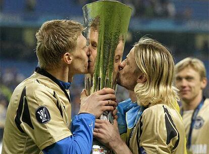 El capitn del Zenit, Anatoly Tymoschuk, e Igor Denisov, recogen la Copa que les avala como justos campeones de la UEFA.