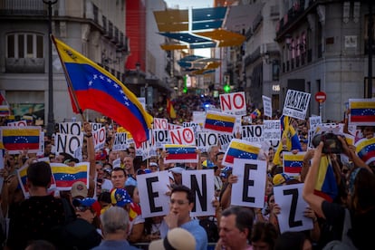 Miles de venezolanos protestan en las calles de Madrid. 