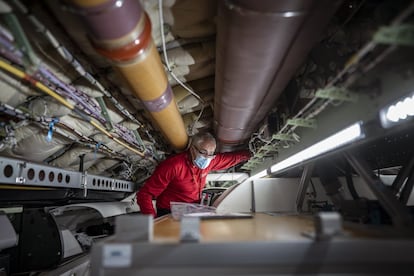 Los trabajadores de la compañía analizan al detalle todo el cableado y que la aeronave no sufra corrosiones o golpes.