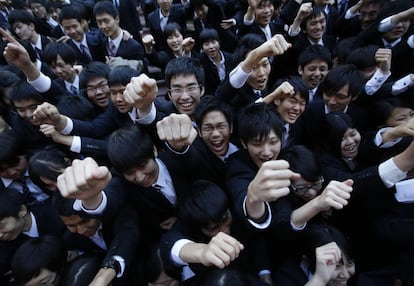 Estudiantes universitarios japoneses levantan sus puños durante una reunión para buscar empleo en Tokio, alrededor de 1500 estudiantes de escuelas profesionales asistieron para impulsar la moral de cara a su búsqueda de empleo.