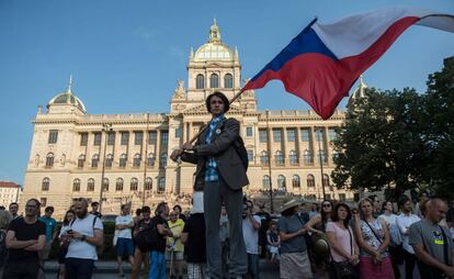 Manifestantes protestan este martes contra el primer ministro checo Andrej Babis en la plaza Wenceslao de Praga.