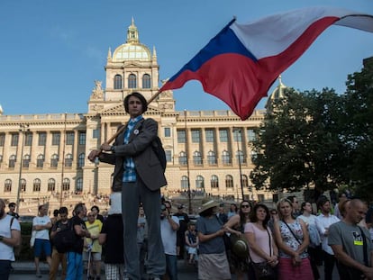 Manifestantes protestan este martes contra el primer ministro checo Andrej Babis en la plaza Wenceslao de Praga.