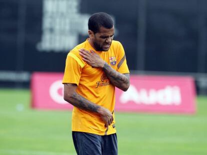 Dani Alves se duele de la clavícula derecha en el entrenamiento de ayer