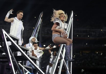 Muchos fans esperaron, sin éxito, que Beyoncé apareciera en el escenario para cantar junto a ella "Telephone", el dueto que ambas popularizaron en 2009 y que finalmente interpretó Lady Gaga en solitario pese a los rumores sobre una posible intervención de la diva negra del pop.