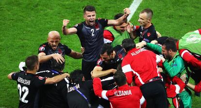 Los jugadores de Albania celebran el gol de Sadiku.