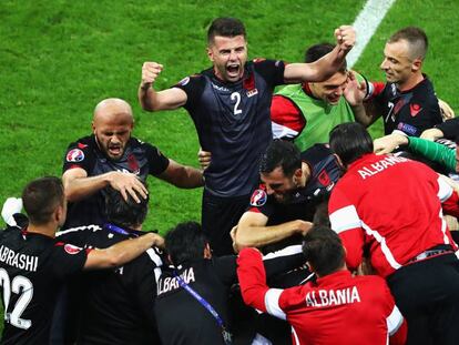 Los jugadores de Albania celebran el gol de Sadiku. 