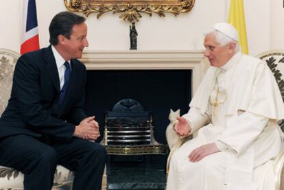 El papa Benedicto XVI, ayer, durante su encuentro en Londres con el primer ministro británico, David Cameron.