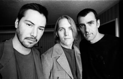 Keanu Reeves con los compañeros de su grupo musical, Dogstar, en Escocia en 1996.