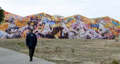 Imagen del mural de 600 metros realizado por PichiAvo en el barrio de Benicalap.