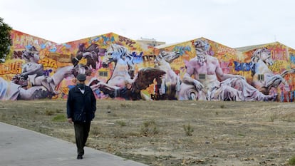 Imagen del mural de 600 metros realizado por PichiAvo en el barrio de Benicalap.