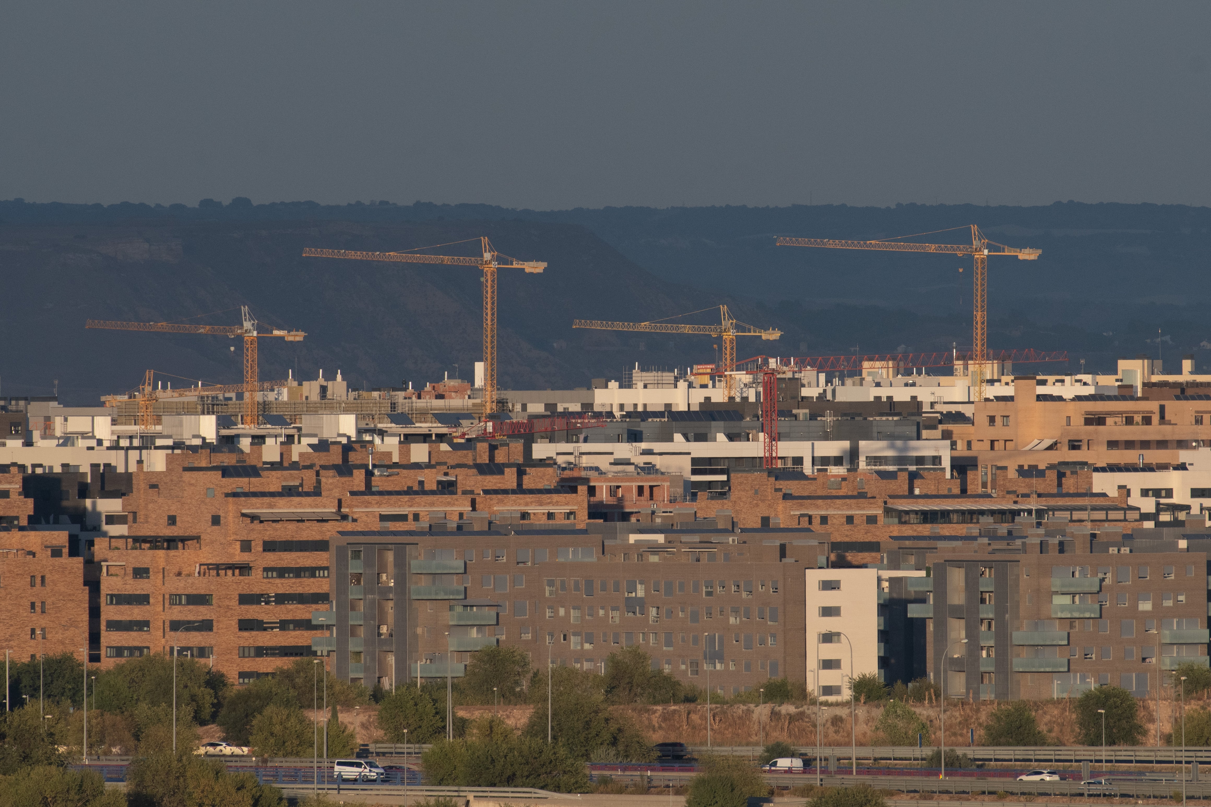 Grúas de construcción y edificios de viviendas en "El Cañaveral", un nuevo barrio en las afueras de Madrid, en una imagen de archivo