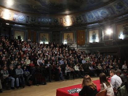 Los portavoces de la Asociación de Facultativos Especialistas de Madrid (Afem), durante la asamblea que ha celebrado hoy en el Colegio de Médicos de Madrid, sobre nuevas medidas contra la privatización la gestión sanitaria.