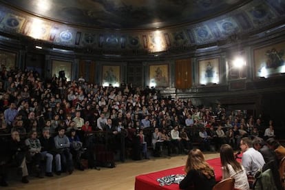 Los portavoces de la Asociación de Facultativos Especialistas de Madrid (Afem), durante la asamblea que ha celebrado hoy en el Colegio de Médicos de Madrid, sobre nuevas medidas contra la privatización la gestión sanitaria.