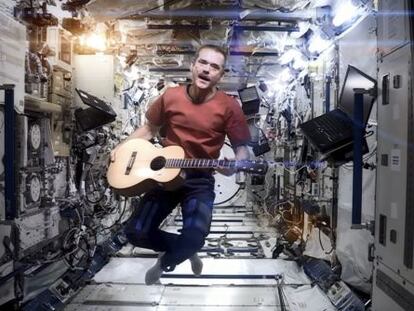 Captura del video en el que el astronauta Chris Hadfield interpreta 'Space Oddity' de David Bowie en la Estación Espacial Internacional.