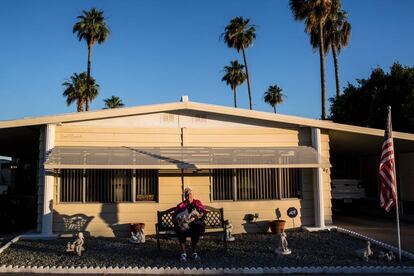 Una anciana en su casa prefabricada en la urbanización Val Vista de Arizona.