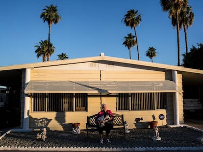 Una anciana en su casa prefabricada en la urbanización Val Vista de Arizona.